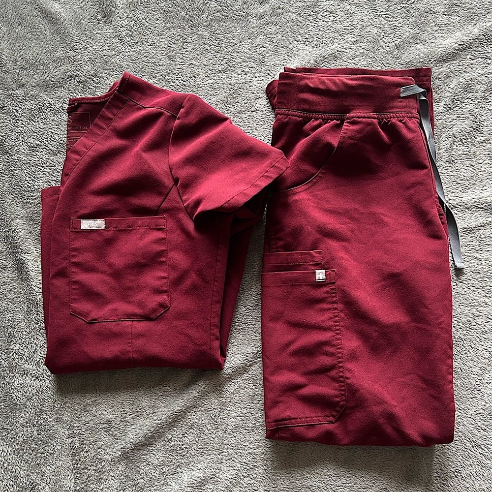 Women’s FIGS scrub set- Burgundy XS Slim Catarina Top, XS Kade Bottoms